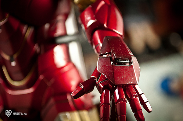 Hot Toys: Ironman Mark VI (41)